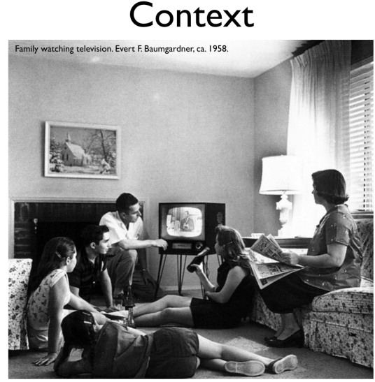 거실에서 텔레비전을 시청하는 가족의 모습. 미디어를 둘러싼 컨텍스트가 단순할 때에는 비즈니스도 간단했다. 그러나 이제 컨텍스트는 주어진 것이 아니라 연결하고 창조해야 할 사용자 가치이며, 비즈니스의 시작점이 되었다.