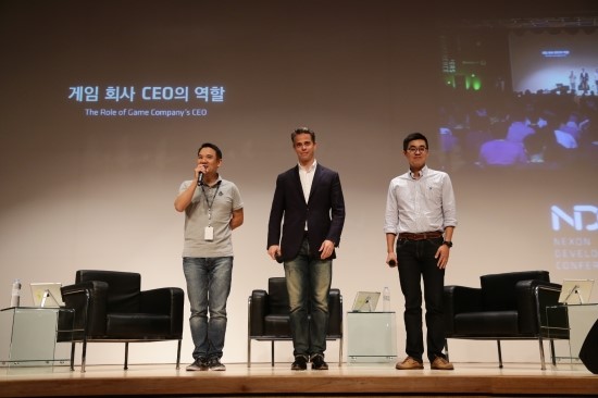 ▲지난 NDC2014에서 김정주 넥슨 대표(왼편)는 일본과 한국에서 각각 넥슨일본법인과 넥슨코리아를 이끌고 있는 경영진을 전적으로 신뢰한다고 밝혔다(사진= 넥슨)