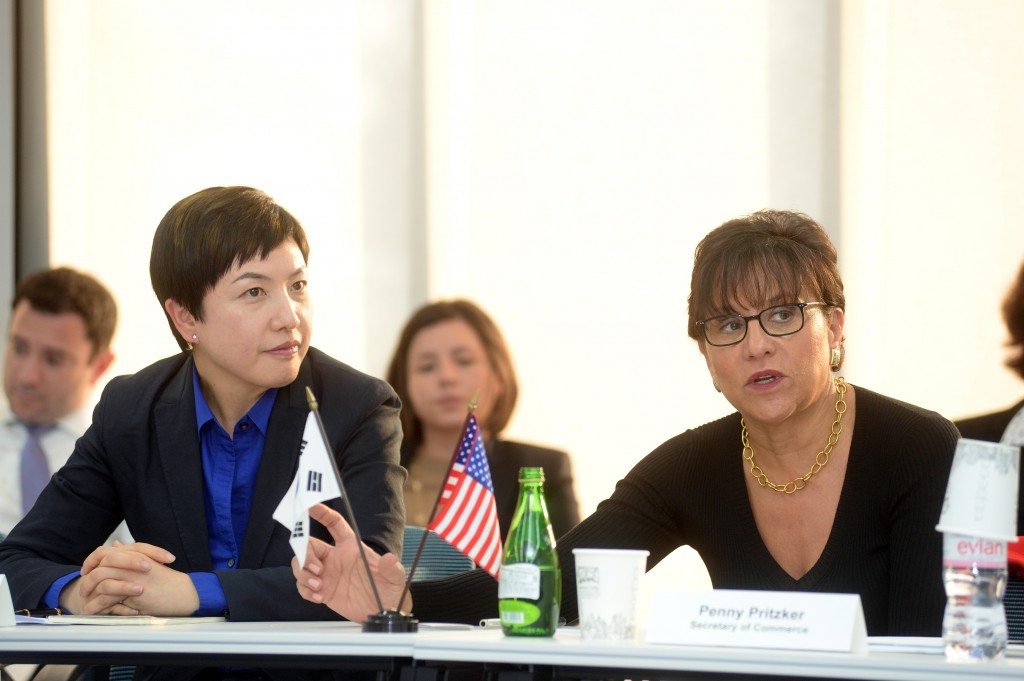 (좌)이나리 센터장 (우)페니 프리츠커 장관