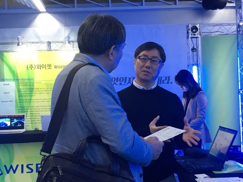 참가자에게 서비스를 설명 중인 스파코사 조우주 대표