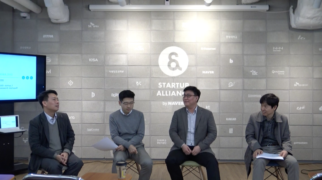 리포트 결과 발표 후 패널 토론 장면. (왼쪽부터) 임정욱 스타트업 얼라이언스 센터장, 김동호 IDINCU 대표, 이택경 매쉬업엔젤스 대표, 이동형 나우프로필 대표