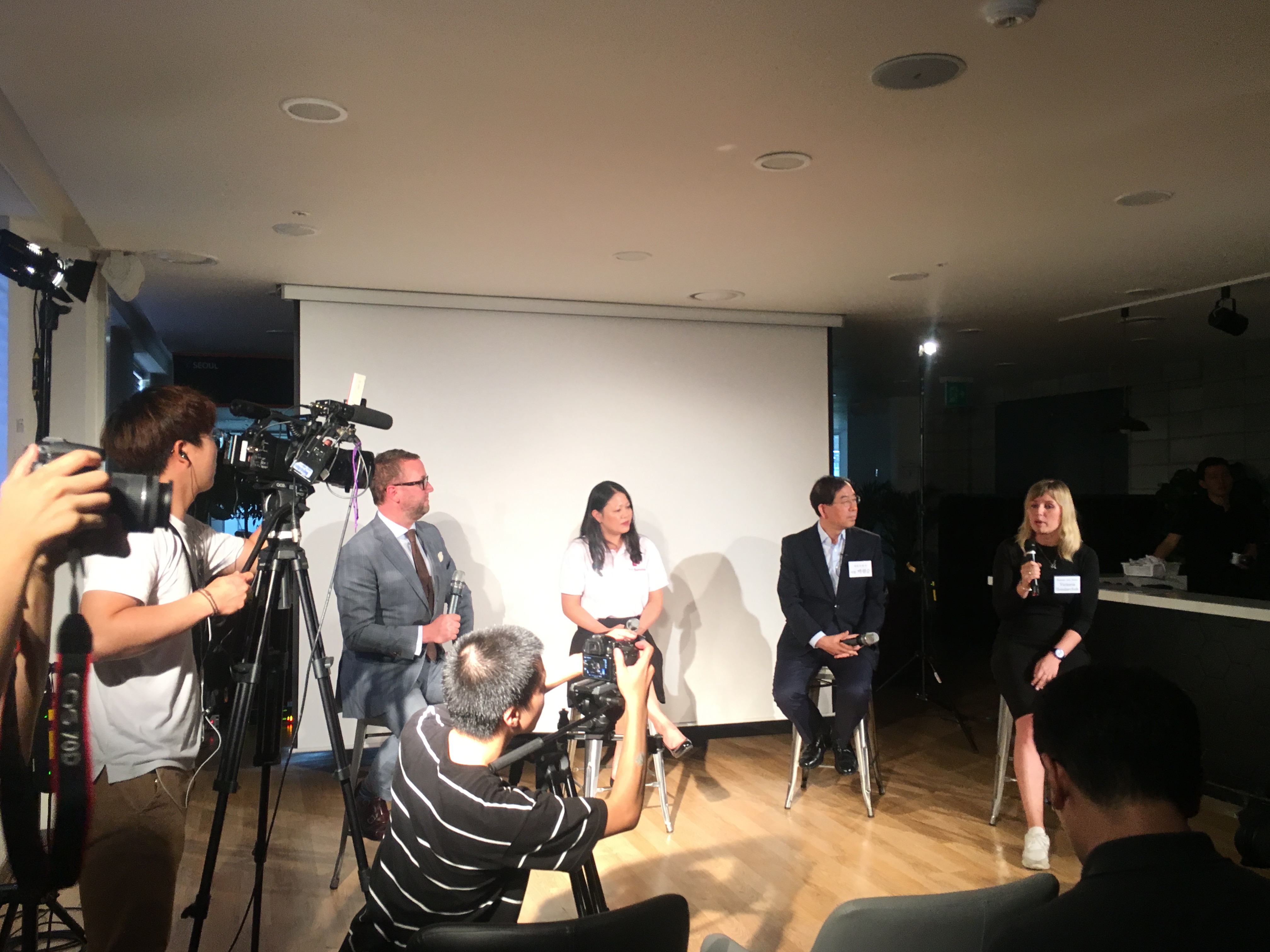 영어로 진행된 서울 글로벌 창업센터 개소식 하이라이트인 '스타트업 토크쇼'