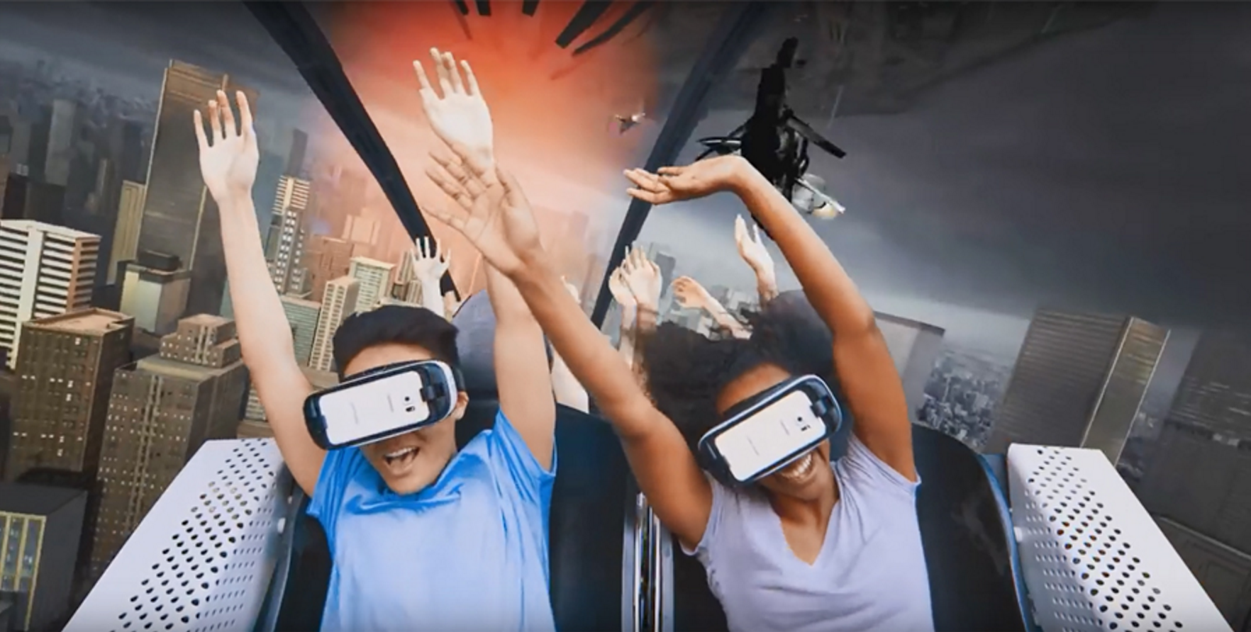 VR 기기를 착용하여 즐기는 롤러코스터. 출처=식스플래그 홈페이지
