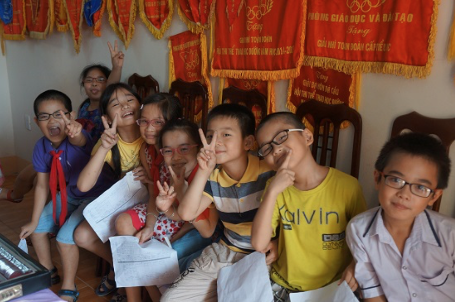 쉽게 검안을 받기 어려운 베트남 광찌 시에서 초등학생 130명을 검안한 이후 이상이 있는 학생 98명에게 시력교정안경을 전달했다. 출처=오비츠 코리아