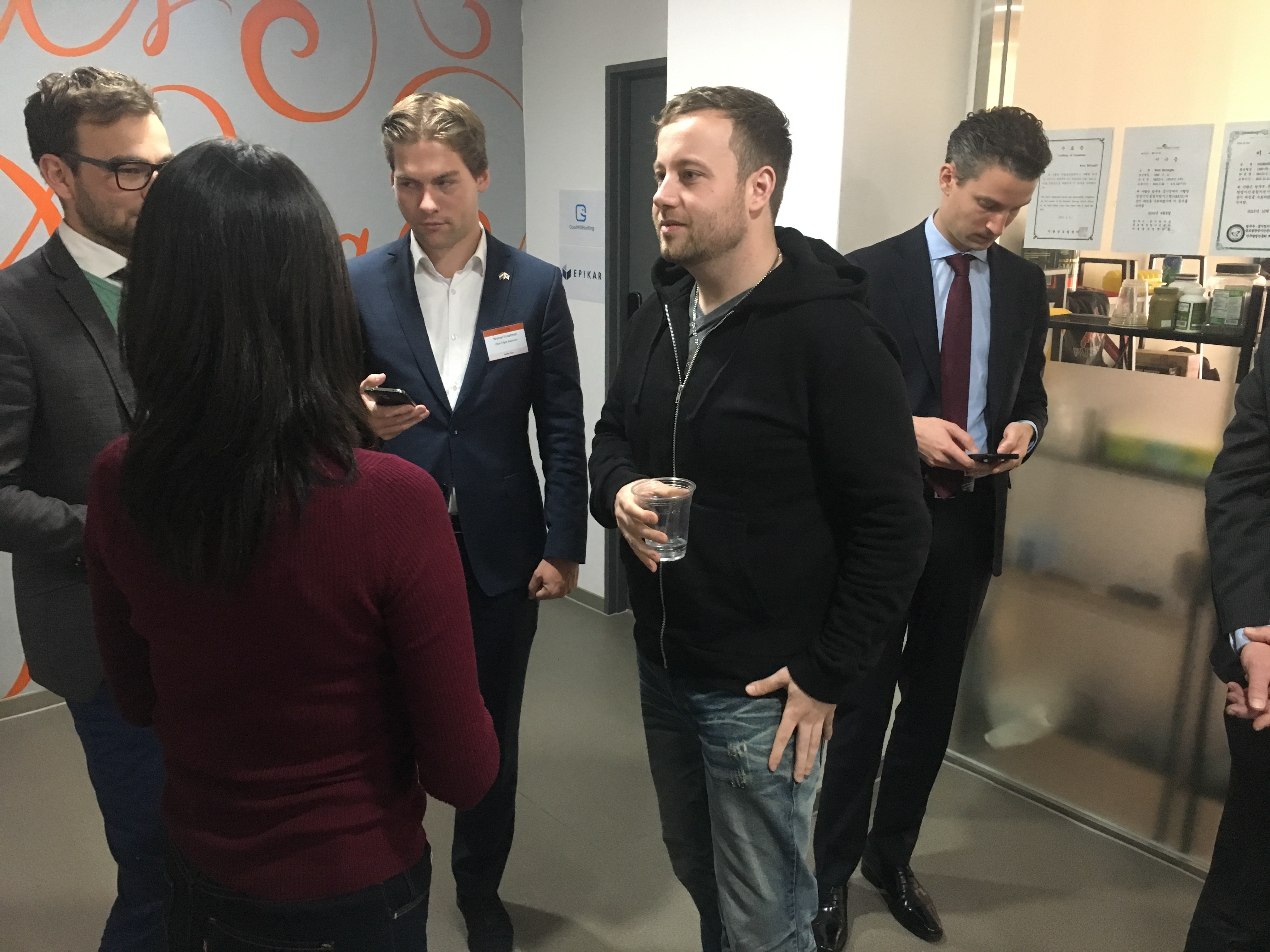 한국을 내한한 네덜란드 대사와 스타트업 관계자들이 서울글로벌창업센터 내 입주하고있는 FitBase의 네덜란드인 대표 마크(Mark Balneger)와 이야기를 나누고있다. 