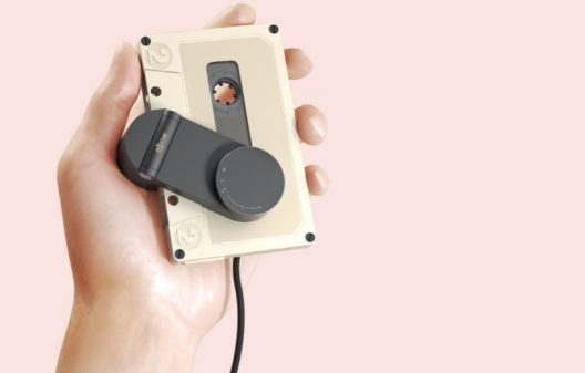 다시 아날로그로…초간편 카세트 플레이어