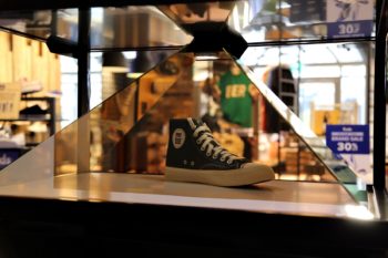 이제 3D 홀로그램으로 광고한다