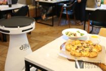 로봇은 피자 배달중 '딜리 플레이트'