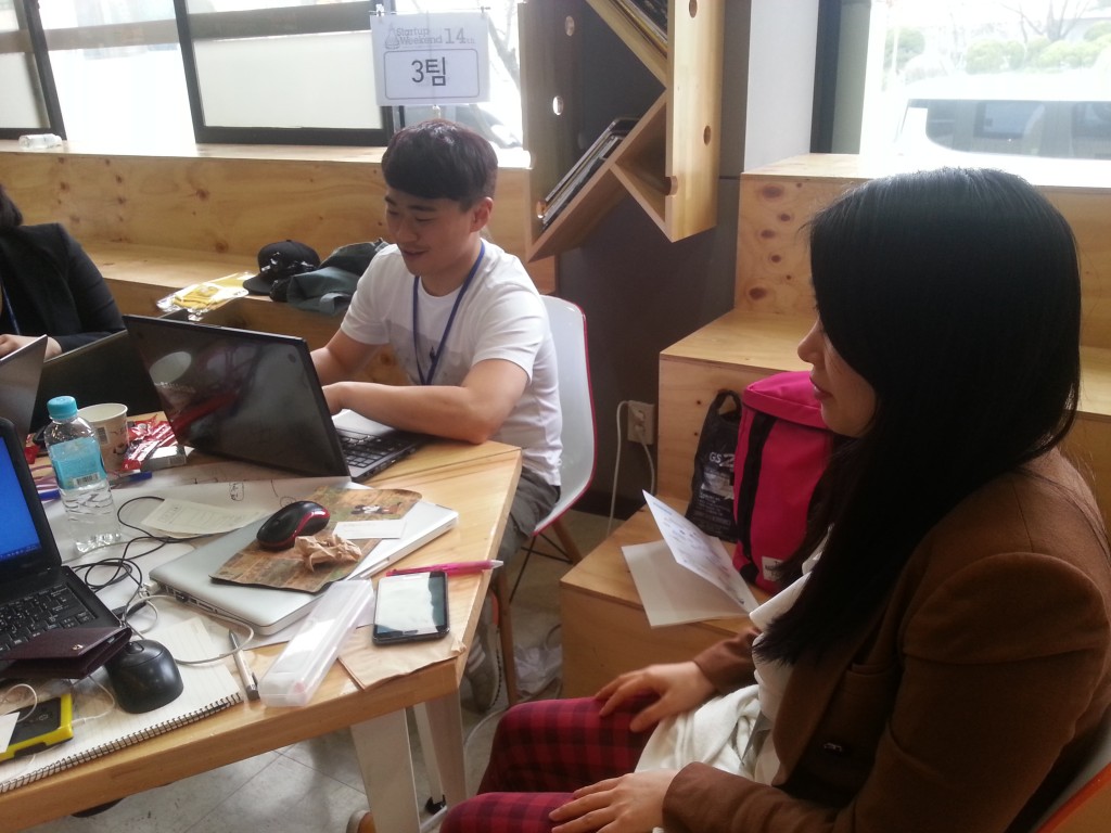 기획자 고미현 양이 다른 참가자들과 함께 열띤 토론을 펼치고 있다