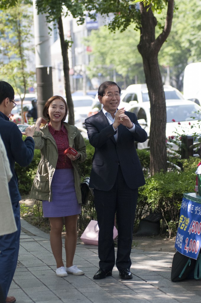 간담회장으로 가는 도중 길에서 만난 박 후보