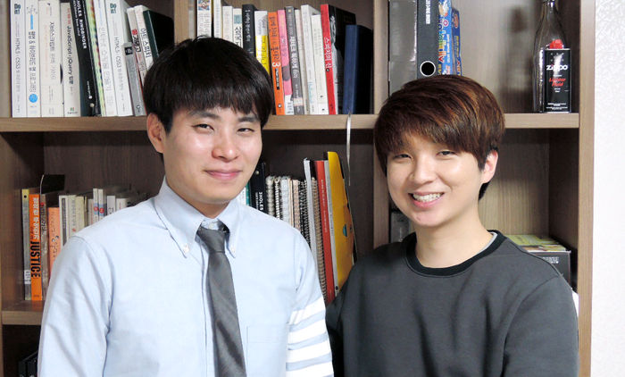 우리바이미(Wooribyme)의 멤버들. 왼쪽부터 김대현 디렉터(29), 김재협 대표(27). 인터뷰 자리에는 함께하지 못한 이은진 패션디렉터(24)를 포함, 총 3명의 멤버로 팀이 구성되었다.