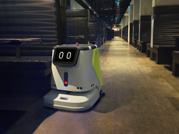 (사진설명) 브이디컴퍼니의 청소로봇 ‘클리버’가 프리미엄 한우 구이 전문점 ‘창고43’의 매장을 청소하고 있다.