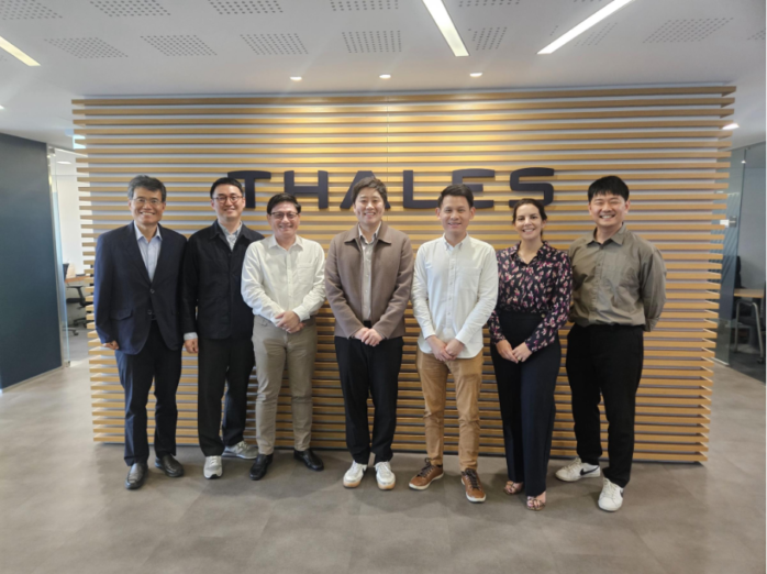 写真説明：左から3番目のタレスQuek Chin Kowk（Head of Digital Factory Singapore）、4番目のステラビジョンイ・スンチョル代表