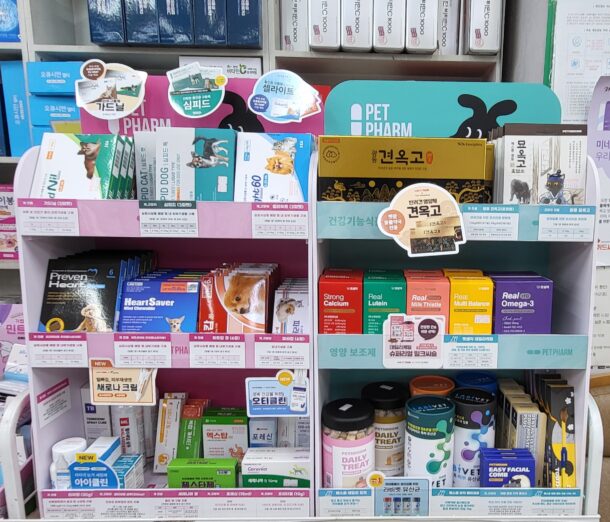 [사진]펫팜이 동물약을 유통하는 약국의 동물약 진열대(펫팜 제공)