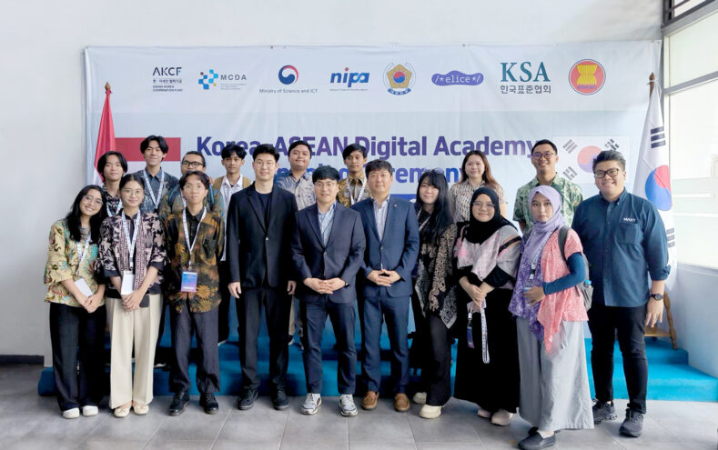 [사진 설명] 5일 인도네시아 정보통신훈련센터에서 열린 ‘인도네시아 한-아세안 디지털 아카데미’ 개소식. 앞줄 왼쪽에서 네번째 엘리스그룹 김재원 대표, 김주호 글로벌팀 리더.