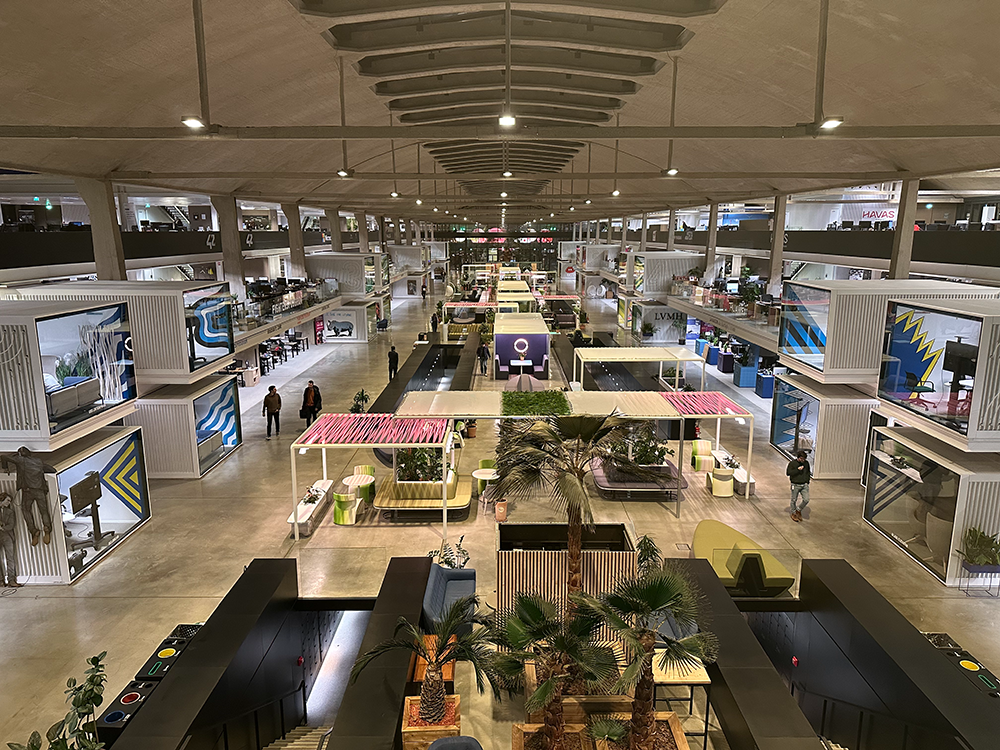 스태이션 F 내부 전경. 세계 최대 스타트업 캠퍼스에서 다양한 기업들이 협업과 혁신을 이루어가고 있는 공간.