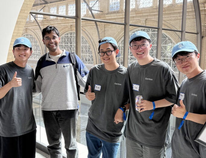 사진 설명: 왼쪽부터 와들 송진태, 오픈AI 심사위원 엔지니어, 와들 한상도, 와들 박지혁 대표, 와들 황태백