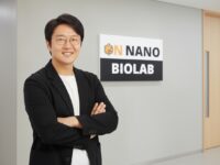 '검은 배경' 신속항원키트, "PCR급 민감도 진단"으로 2차 팬데믹 예방