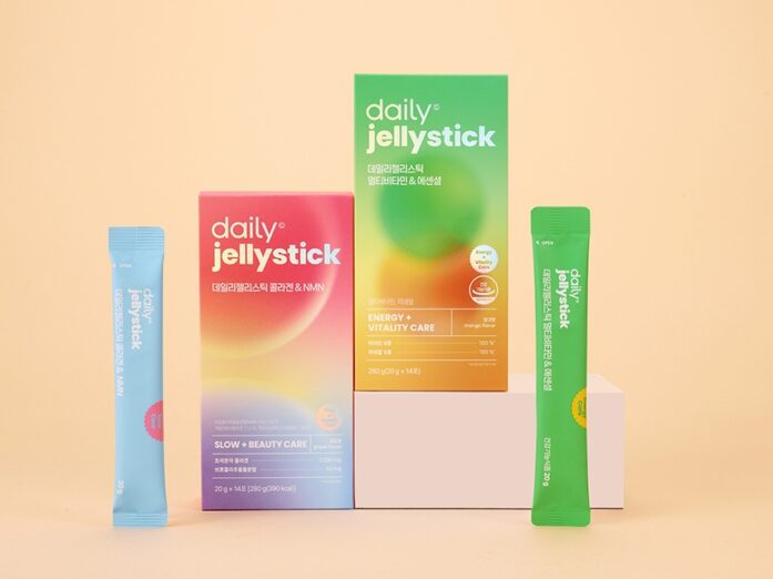 [사진 설명: 데일리(daily) ‘데일리 젤리스틱 콜라겐 & NMN’과 ‘데일리 젤리스틱 멀티비타민 & 에센셜’]