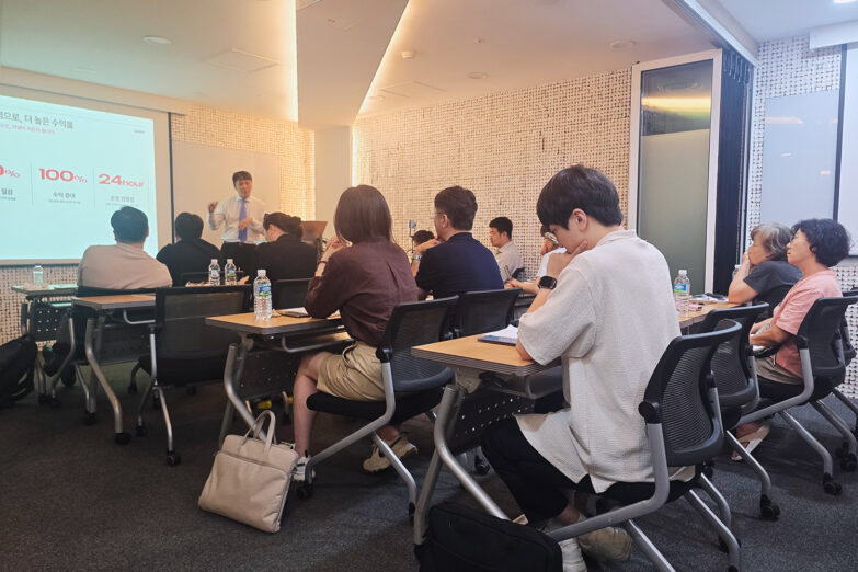 (사진 설명: 지난 8월 지냄이 서울에서 위탁운영 모델과 프론트엑스를 결합한 차세대 숙박 수익모델 사업설명회를 진행하고 있다.)