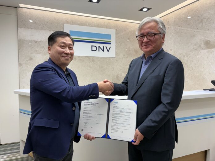 서상범 페르세우스 대표(좌측)와 이장섭 DNV코리아 대표(우측)이 ISO 26262 ASIL-D 인증서를 들고 기념촬영을 하고 있다. (사진=페르세우스)