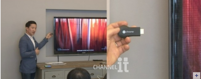  TV의 HDMI 포트에 크롬캐스트를 꽂고 와이파이를 이용해 스마트폰이나 태블릿PC, PC 등에서 다양한 컨텐츠를 즐길 수 있다는 장점이 있다.